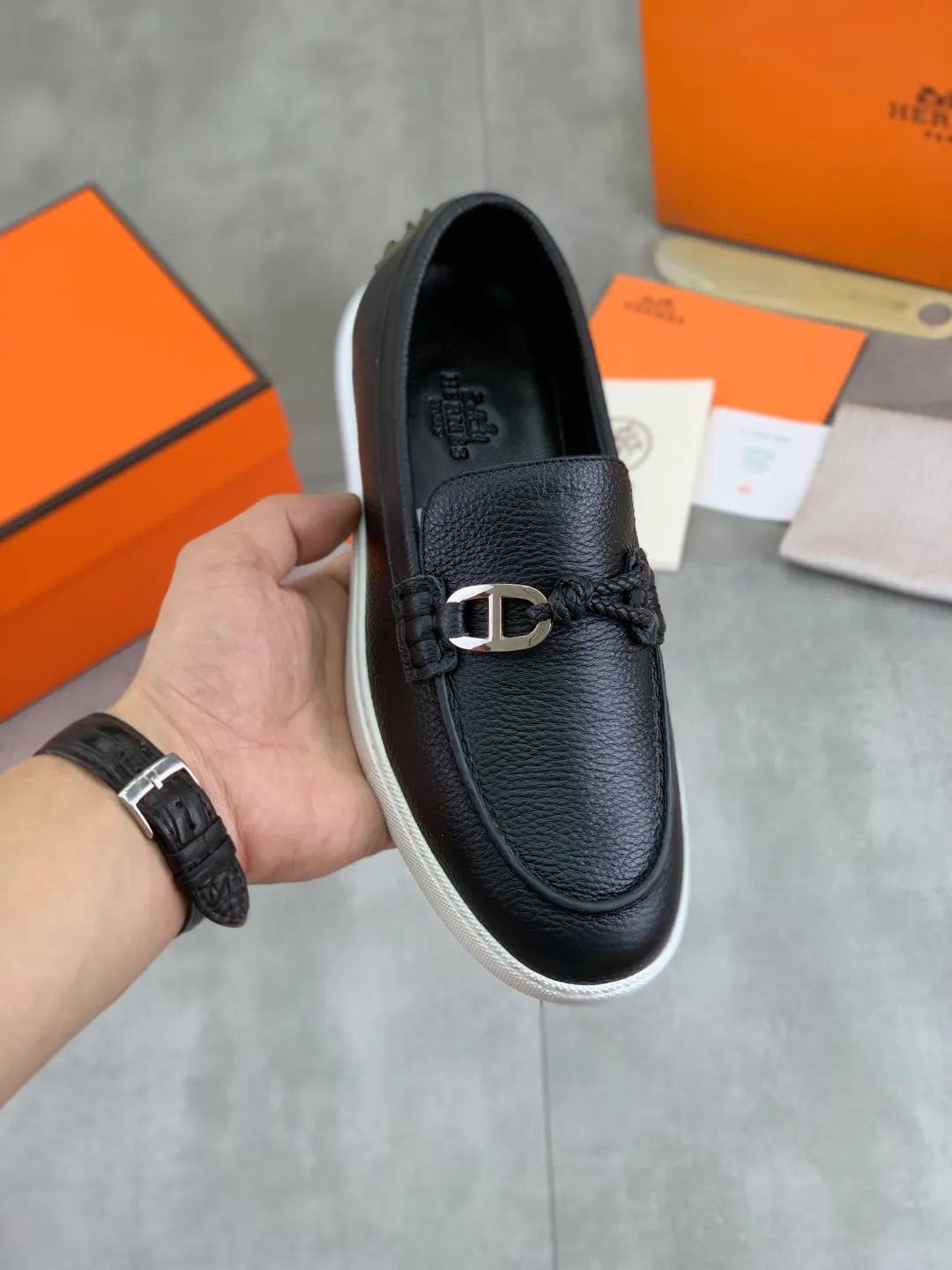 Factory price P600, new model, top version, original order, Hermes men's Drift Sneaker, new summer casual sports shoes, original purchase, development, production, H family men's classic series, technical breathable fabrics with cowhide, casual sports shoes, casual sports dad shoes, combined with high-tech breathable materials and cowhide, H family exclusive button decoration on the side. The outsole is full of H italic design and bright colors to show vitality and continue the brand design inspiration. Stroll around the city lightly and feel free and comfortable. Delivered in exquisite packaging🛍📦 ▪️Fabric: original customized breathable material + first layer of frosted cowhide ▪️Inner: cowhide feet ▪️Outsole: molded and evacuated PU+TPU material ▪️Size: 35-45 Multiple colors available Premium packaging